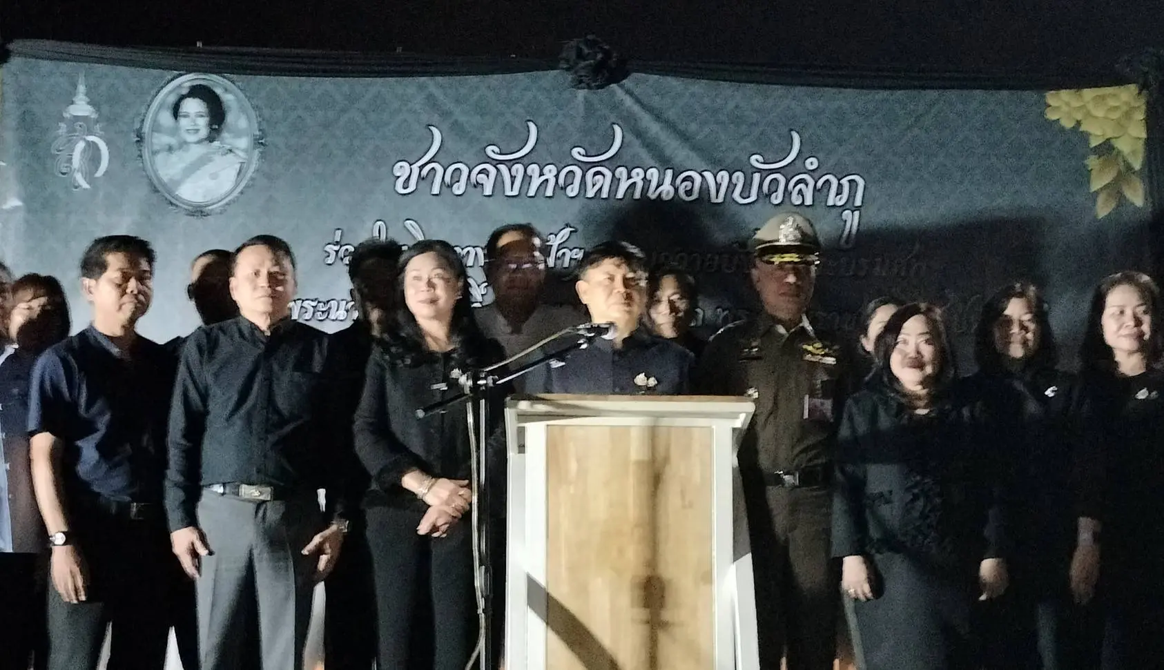 พสกนิกรจังหวัดหนองบัวลำภู 750 คน มุ่งหน้าสู่กรุงเทพมหานคร ร่วมถวายสักการะพระบรมศพ สมเด็จพระนางเจ้าสิริกิติ์ พระบรมราชินีนาถ พระบรมราชชนนีพันปีหลวง 